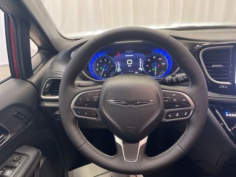 New 2025 Chrysler Pacifica Select image 10