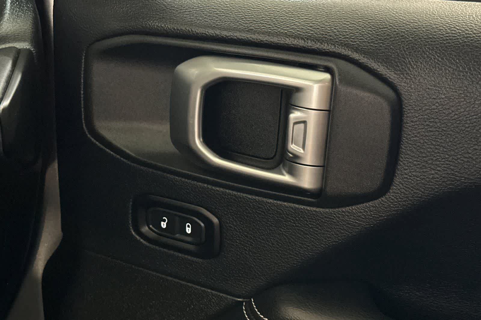 Used 2018 Jeep Wrangler Unlimited Sahara AWD/4WD image 18