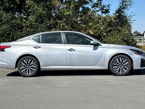 Used 2023 Nissan Altima 2.5 SV image 3