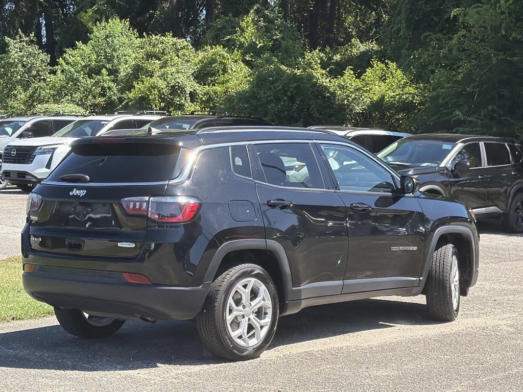 Used 2024 Jeep Compass Latitude AWD/4WD image 4