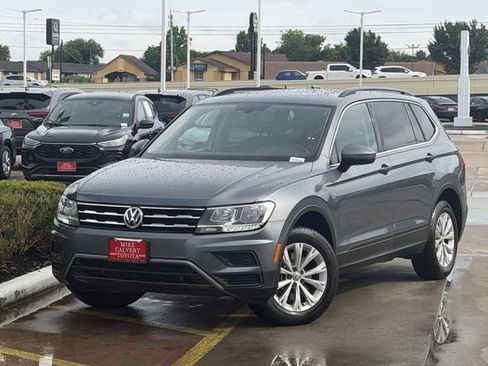 Used 2019 Volkswagen Tiguan SE w/ Panoramic Sunroof Package FWD image 2