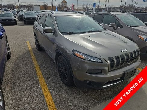 Used 2017 Jeep Cherokee Limited FWD image 3