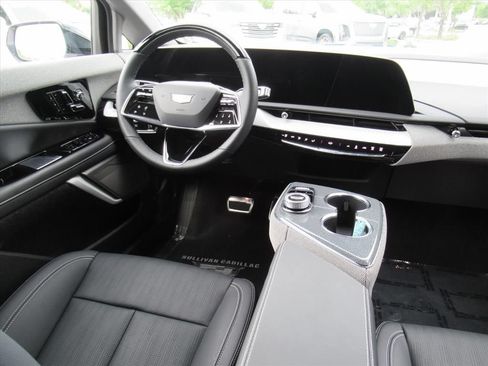 Certified 2025 Cadillac Optiq Luxury 2 w/ LPO, Floor Liner Package AWD/4WD image 14
