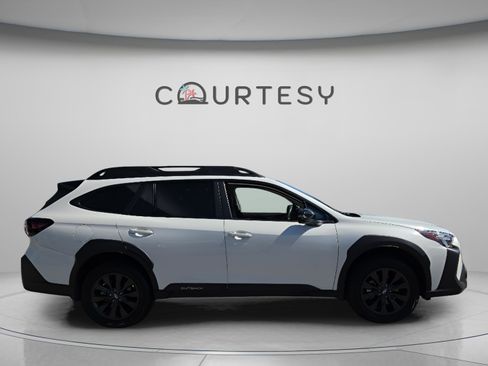 Used 2025 Subaru Outback Onyx Edition XT w/ Popular Package #2 image 8