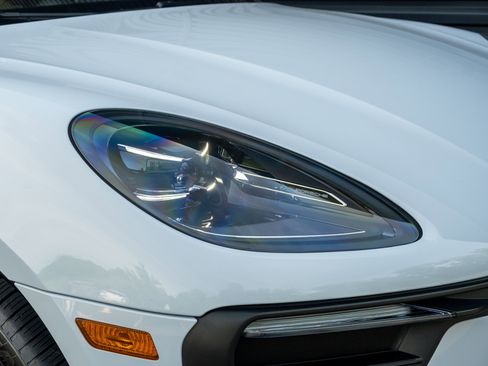 Certified 2022 Porsche Macan AWD/4WD image 16