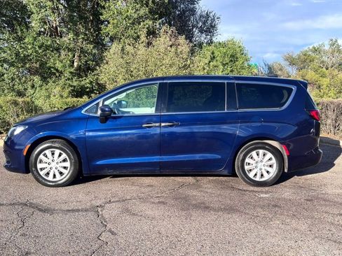 Used 2020 Chrysler Voyager L FWD image 5