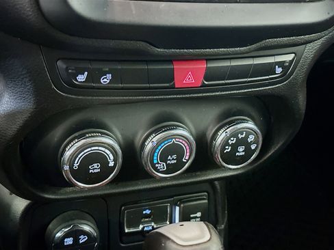 Used 2016 Jeep Renegade Trailhawk image 24