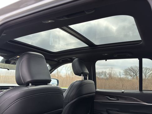 Used 2024 Jeep Grand Cherokee Limited w/ Luxury Tech Group II AWD/4WD image 39