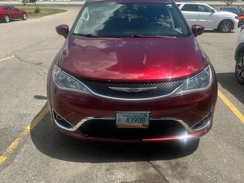 Used 2017 Chrysler Pacifica Touring-L Plus FWD image 5
