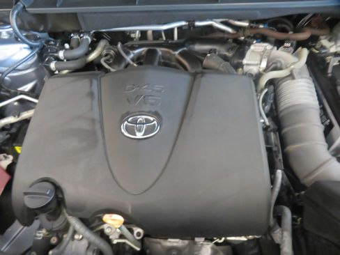 Used 2021 Toyota Highlander XLE FWD image 58