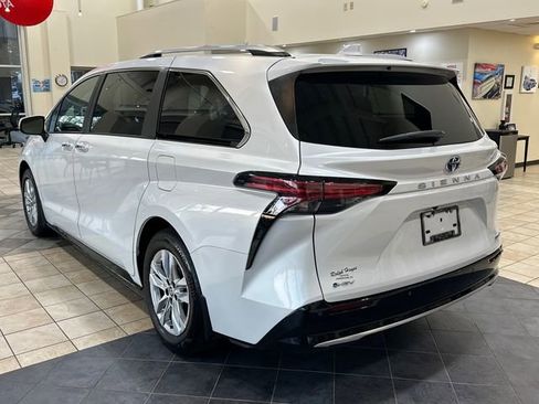 Used 2025 Toyota Sienna Limited image 5