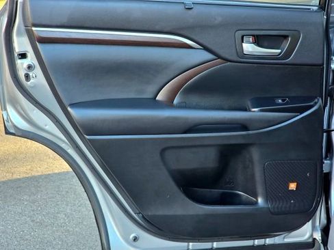 Used 2014 Toyota Highlander Limited Platinum image 28