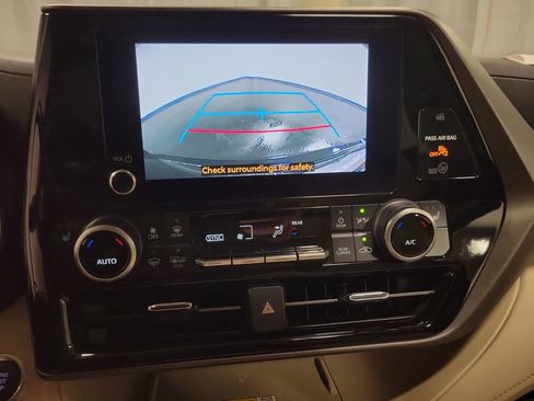 Used 2024 Toyota Highlander XLE AWD/4WD image 17