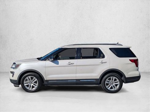 Used 2018 Ford Explorer XLT w/ Equipment Group 202A image 8