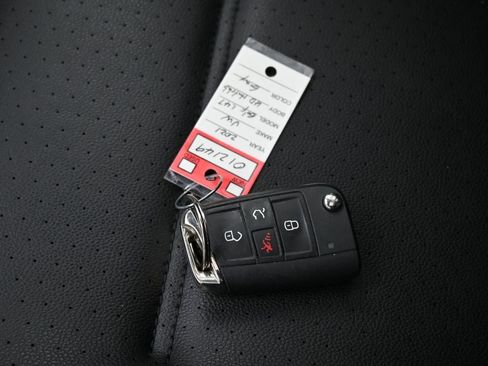 Used 2021 Volkswagen Golf 4-Door image 29