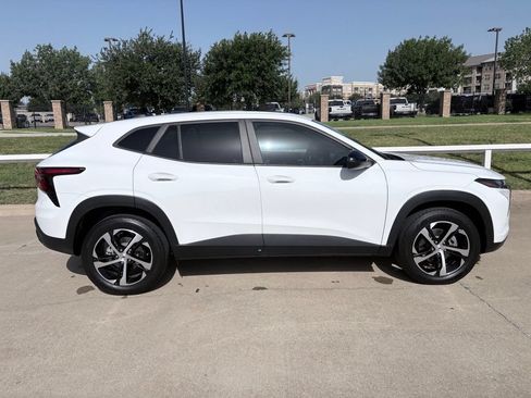Used 2025 Chevrolet Trax RS w/ Sunroof Package FWD image 3