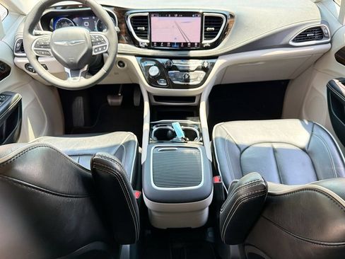 Used 2024 Chrysler Pacifica Limited FWD image 33