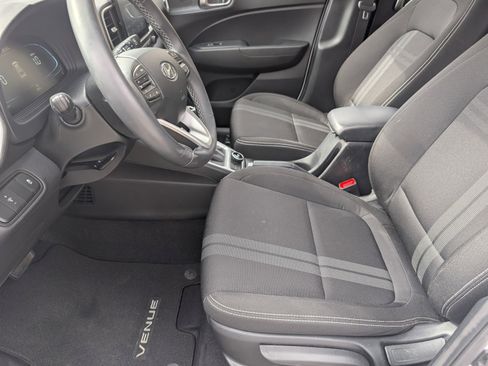 Used 2025 Hyundai Venue SEL image 3
