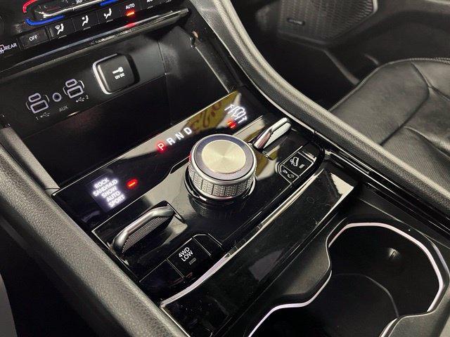 Used 2023 Jeep Grand Cherokee Overland AWD/4WD image 36