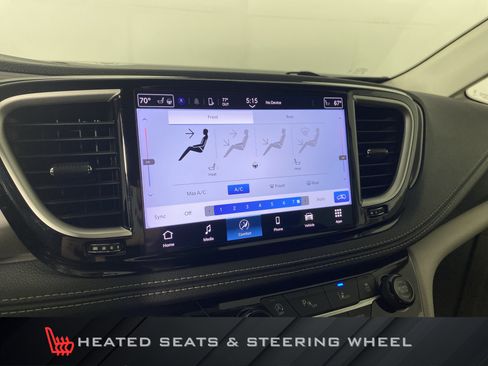 Used 2024 Chrysler Pacifica Touring-L AWD/4WD image 4