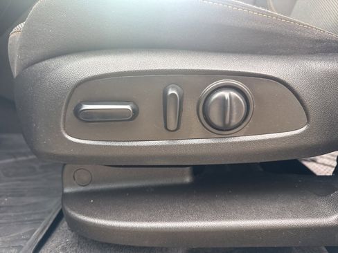 Used 2021 Chevrolet Traverse LT image 16