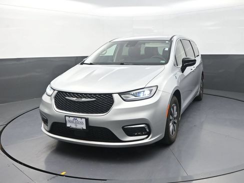 Used 2024 Chrysler Pacifica Limited FWD image 4