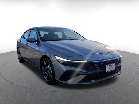 Used 2025 Hyundai Elantra Limited image 3