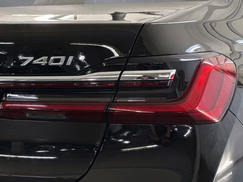 Used 2021 BMW 740i image 13
