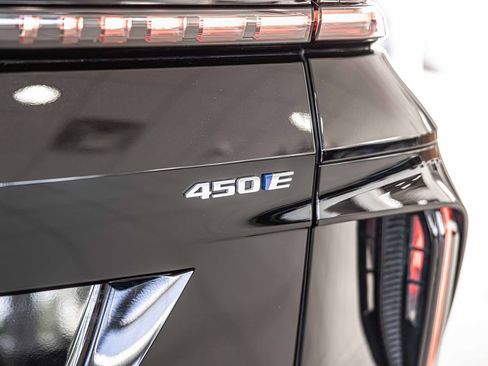 Used 2024 Cadillac Lyriq Sport image 17