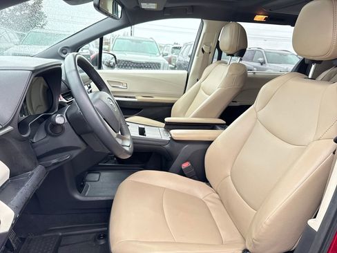Used 2022 Toyota Sienna XLE image 19