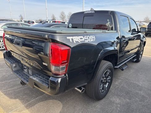 Used 2018 Toyota Tacoma TRD Sport image 9