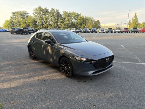 Used 2022 MAZDA MAZDA3 s FWD image 3