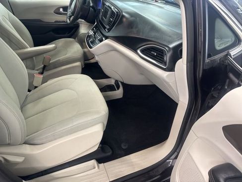 Used 2017 Chrysler Pacifica LX image 22