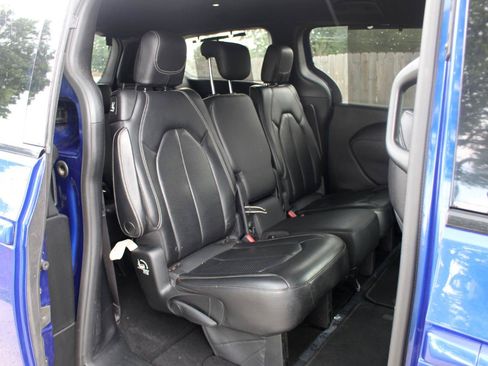 Used 2018 Chrysler Pacifica Touring-L Plus w/ S Appearance Package FWD image 36