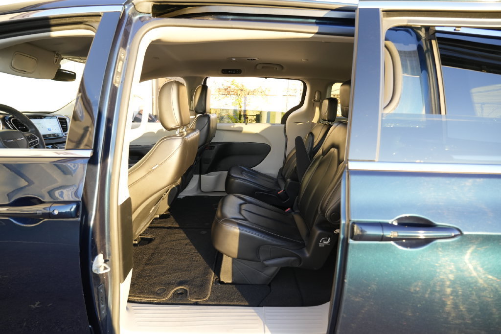 Used 2023 Chrysler Pacifica Touring-L FWD image 25