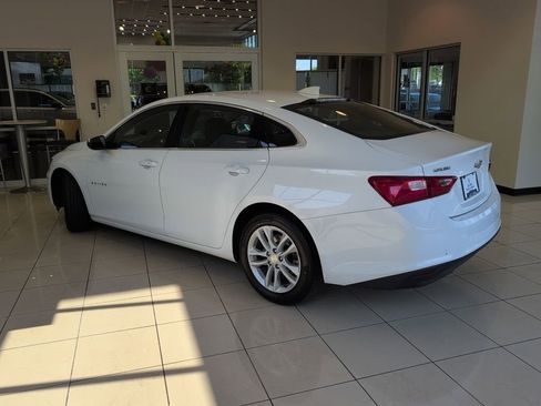 Used 2018 Chevrolet Malibu LT w/ LPO, Convenience Package 2 FWD image 3