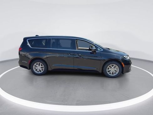 Used 2024 Chrysler Pacifica Touring-L FWD image 9