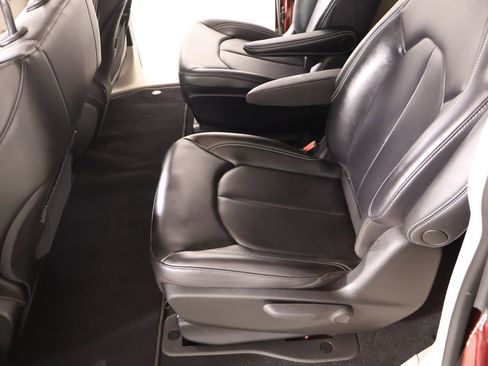 Used 2023 Chrysler Pacifica Touring-L image 11