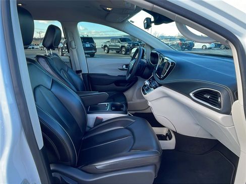 Used 2023 Chrysler Pacifica Touring-L image 14