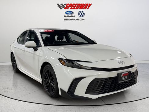 Used 2025 Toyota Camry SE FWD image 2