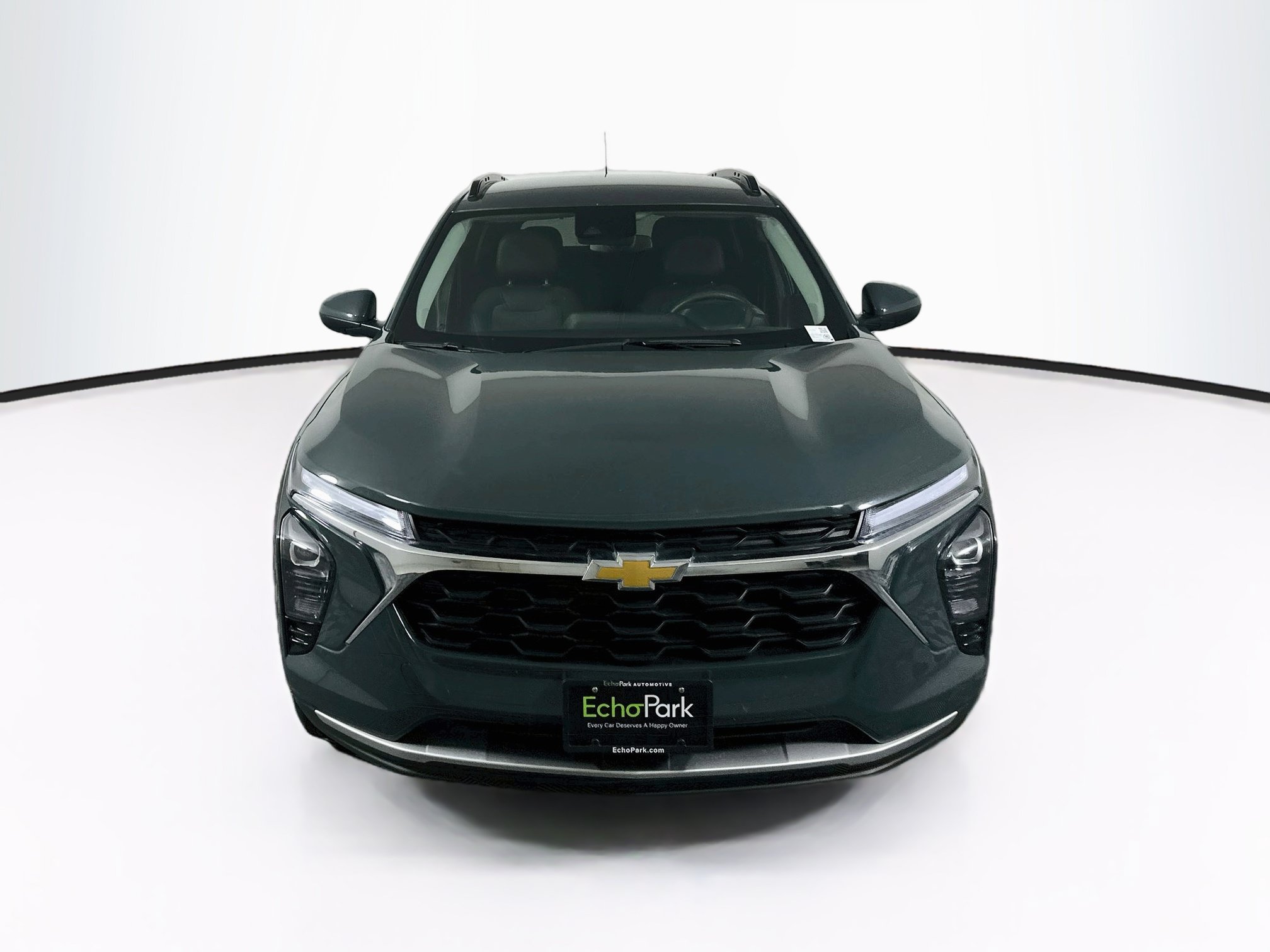 Used 2025 Chevrolet Trax LT FWD image 2