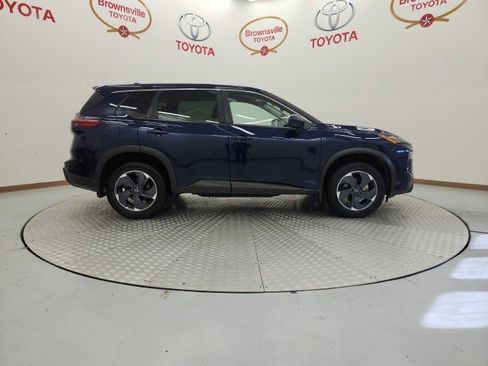 Used 2024 Nissan Rogue SV image 3