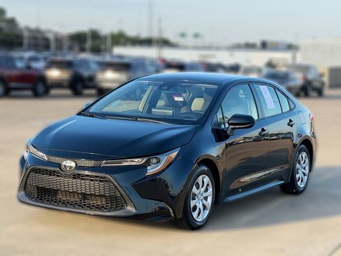 Used 2021 Toyota Corolla LE FWD image 3