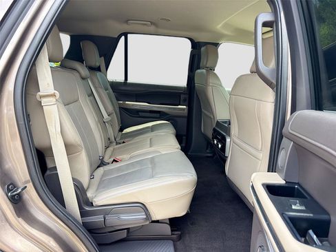 Used 2018 Ford Expedition XLT w/ Equipment Group 202A RWD image 27