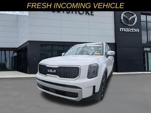 Used 2024 Kia Telluride EX w/ EX Captain's Chair Package FWD image 6
