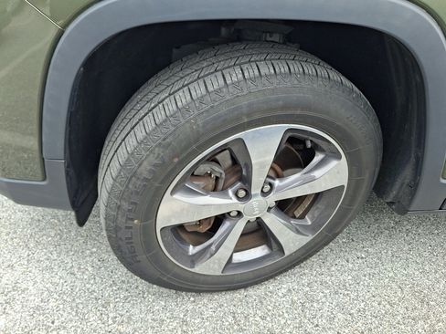 Used 2019 Jeep Cherokee Limited AWD/4WD image 3