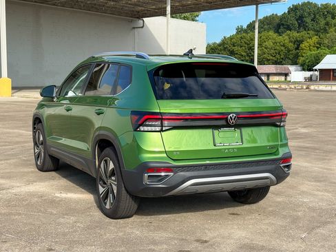 Used 2025 Volkswagen Taos SE w/ Panoramic Sunroof Package AWD/4WD image 8