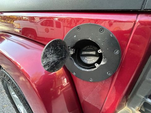 Used 2012 Jeep Wrangler Sahara image 33