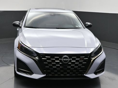 Used 2023 Nissan Altima 2.5 SR w/ SR Premium Package FWD image 3