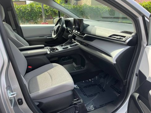 Used 2025 Toyota Sienna LE w/ LE Plus Package AWD/4WD image 29